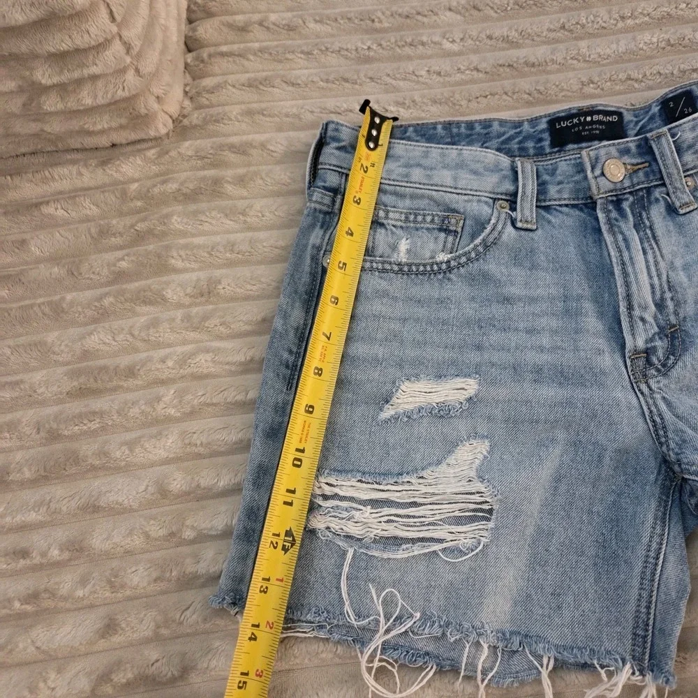 Lucky Brand Size 2 26 Distressed Denim Shorts Light Wash Frayed Boyfriend Short - Picture 3 of 8